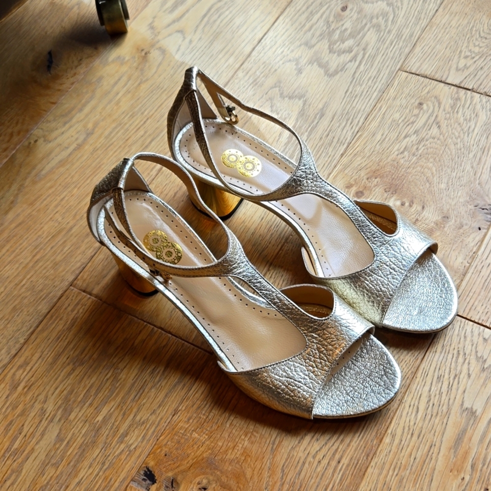 T-strap Sandals in Gold EU 37